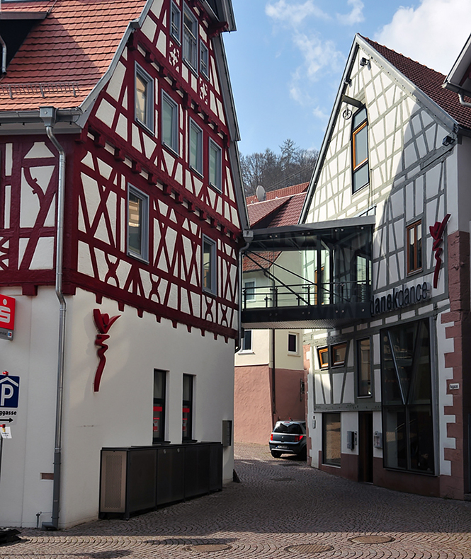 Steganbindung zwischen Geschäftshaus und Tanzschule Danek